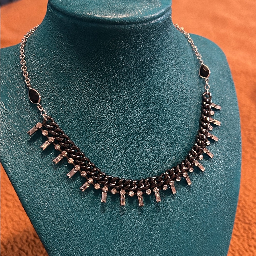 Elegant Silver and Black Chain Choker - Picture 10 of 12